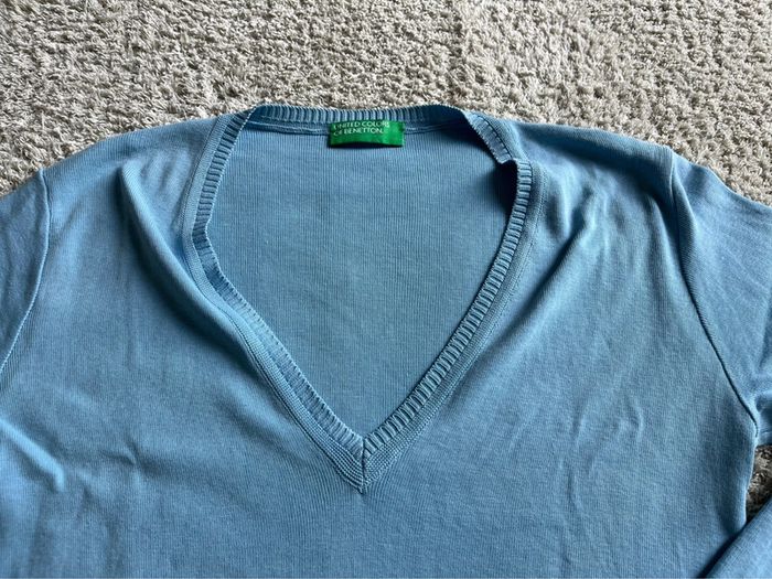 Pull léger col en V bleu ciel manches longues marque United Colors of Benetton taille M - photo numéro 2