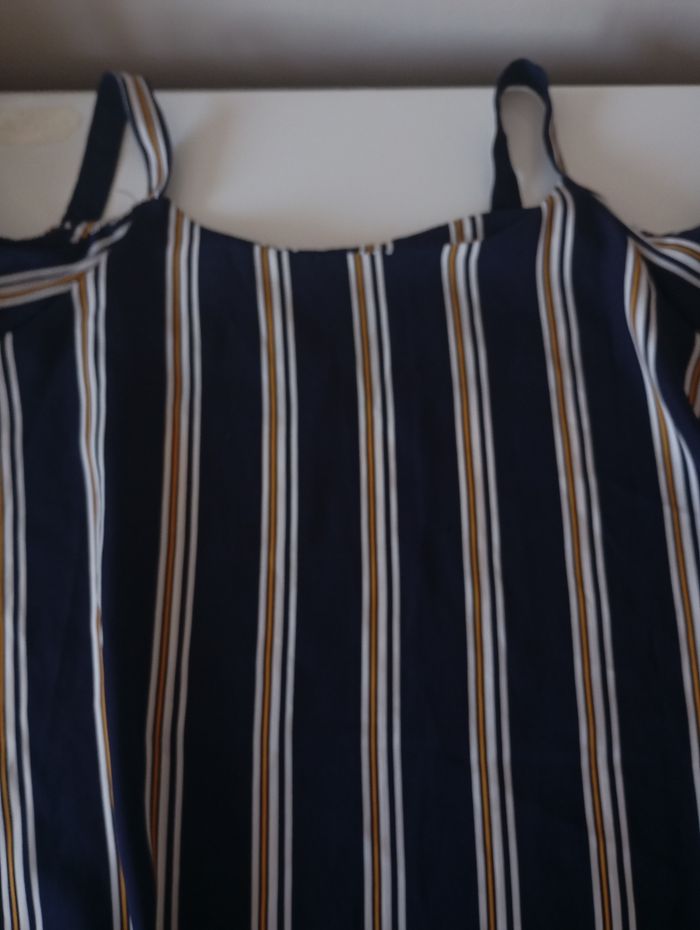 Dessus chemisier.16 ans . Manches courtes. Épaules dénudées. Polyester . Marine ,blanc et jaune .La Halle. Neuf - photo numéro 8