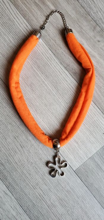 Collier fantaisie orange et argenté