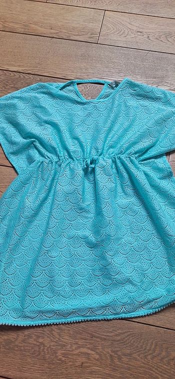 Sur maillot en dentelle.
