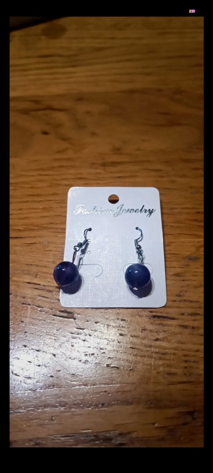 Boucle d'oreille mauve