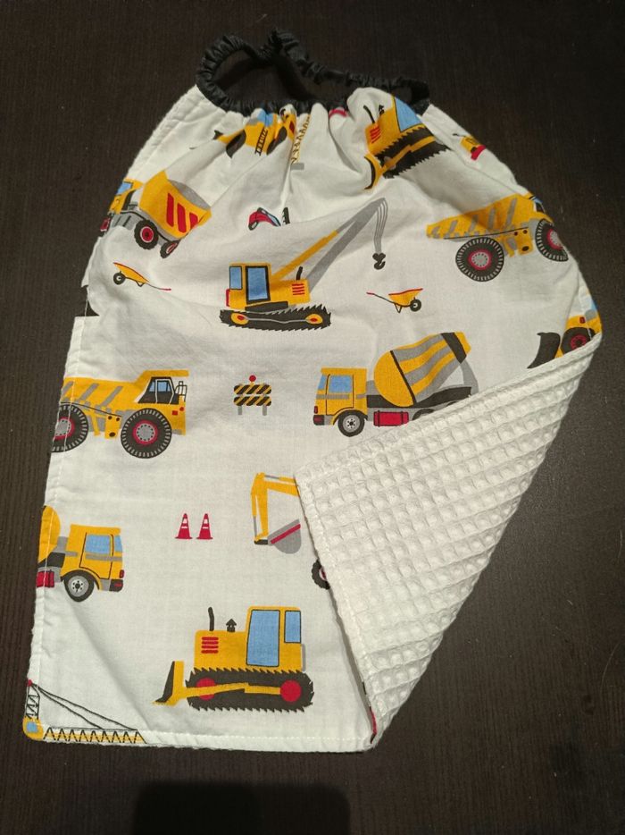 Grande serviette de table lavable , doublée nid d'abeille, élastique , maternelle. Tractopelle travaux grue jaune - photo numéro 2