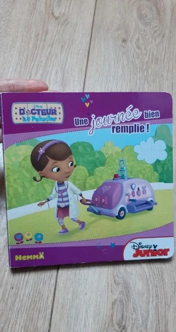 Livre docteur la peluche disney junior en très bon état