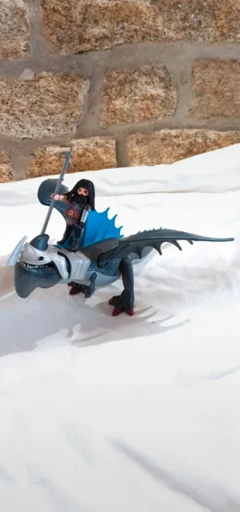 Dragon de combat avec armure sur la tête et homme viking playmobil