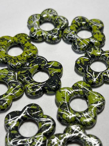 B60, 10 perles fleurs vertes avec dripping 20mm acrylique