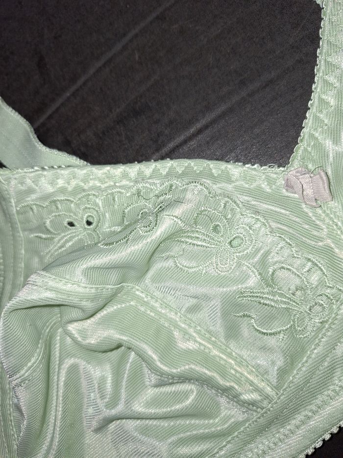 Soutien-gorge vintage vert amande – Broderies fleurs – Taille 110E (FR) - photo numéro 3