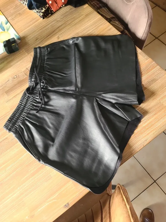 Short cuir synthétique 42