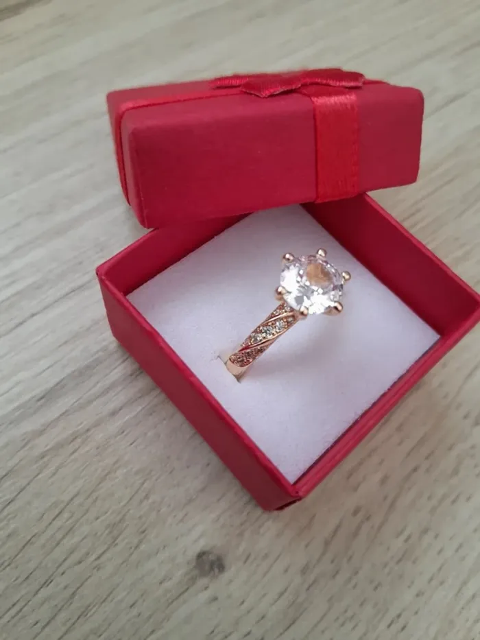 Superbe bague grande pierre et strass, dorée, taille 58 - photo numéro 2