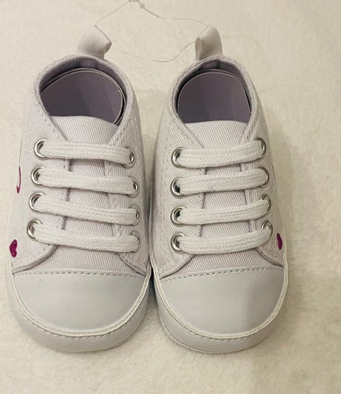 Petite converse blanche avec inscription « Louna » 6/9 mois - photo numéro 3
