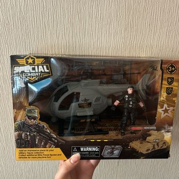 Hélicoptère et figurine jouet soldat guerre