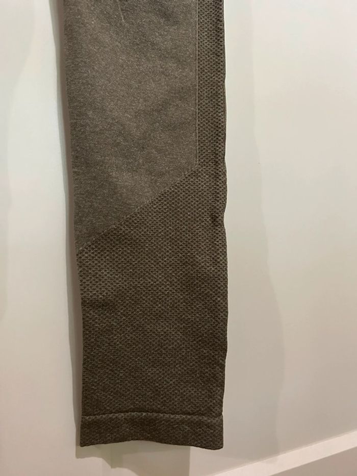687 – legging de sport kaki avec effet push-up au niveau des fesses Shein en taille S - photo numéro 2