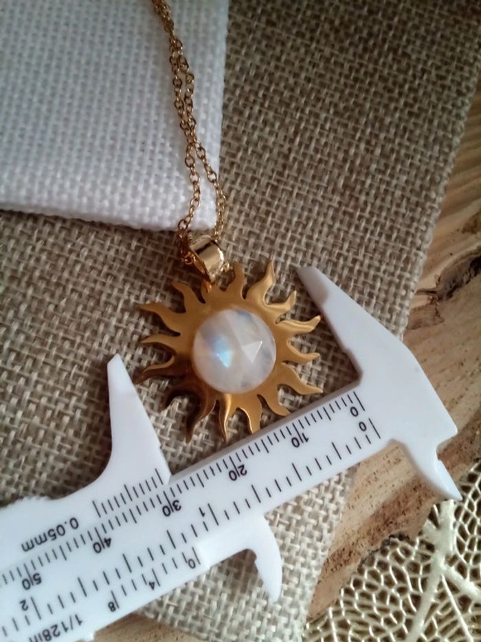 Collier soleil en pierre de lune naturelle à reflets bleutés - photo numéro 3