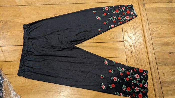 Legging court noir bas fleur taille S jamais porté