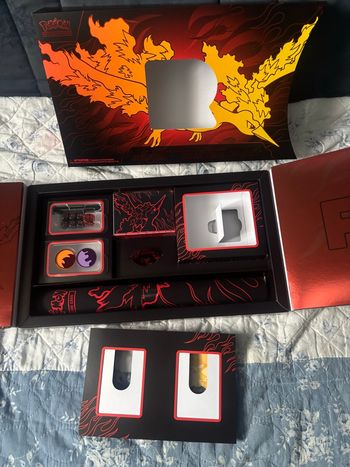 UPC sulfura Pokémon avec accessoires SANS BOOSTER NI PROMO