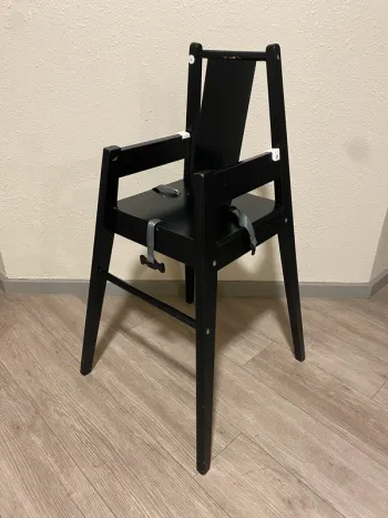 Chaise haute IKEA Blåmes – Noir, bois massif, sans la table