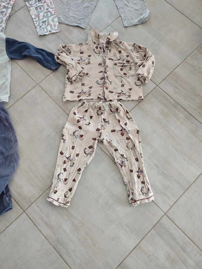 Lot de pyjamas garçon 5 ans plus un pantalon - photo numéro 2