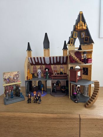Château de Poudlard
Interactif
Plusieurs pièces et personnages supplémentaire au jeu de base.
Très bon état