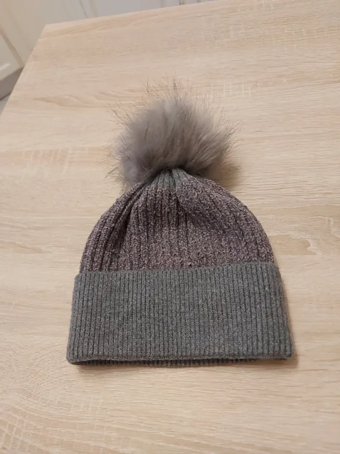 Bonnet Pompon détachable par pression