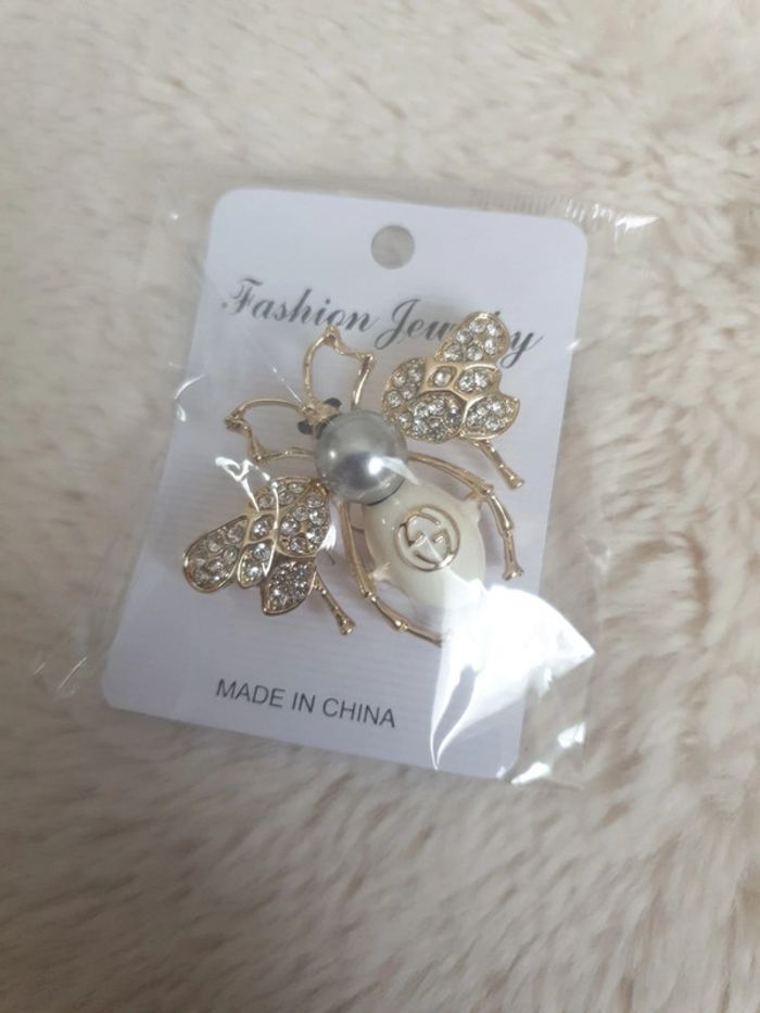 Broche abeille neuve