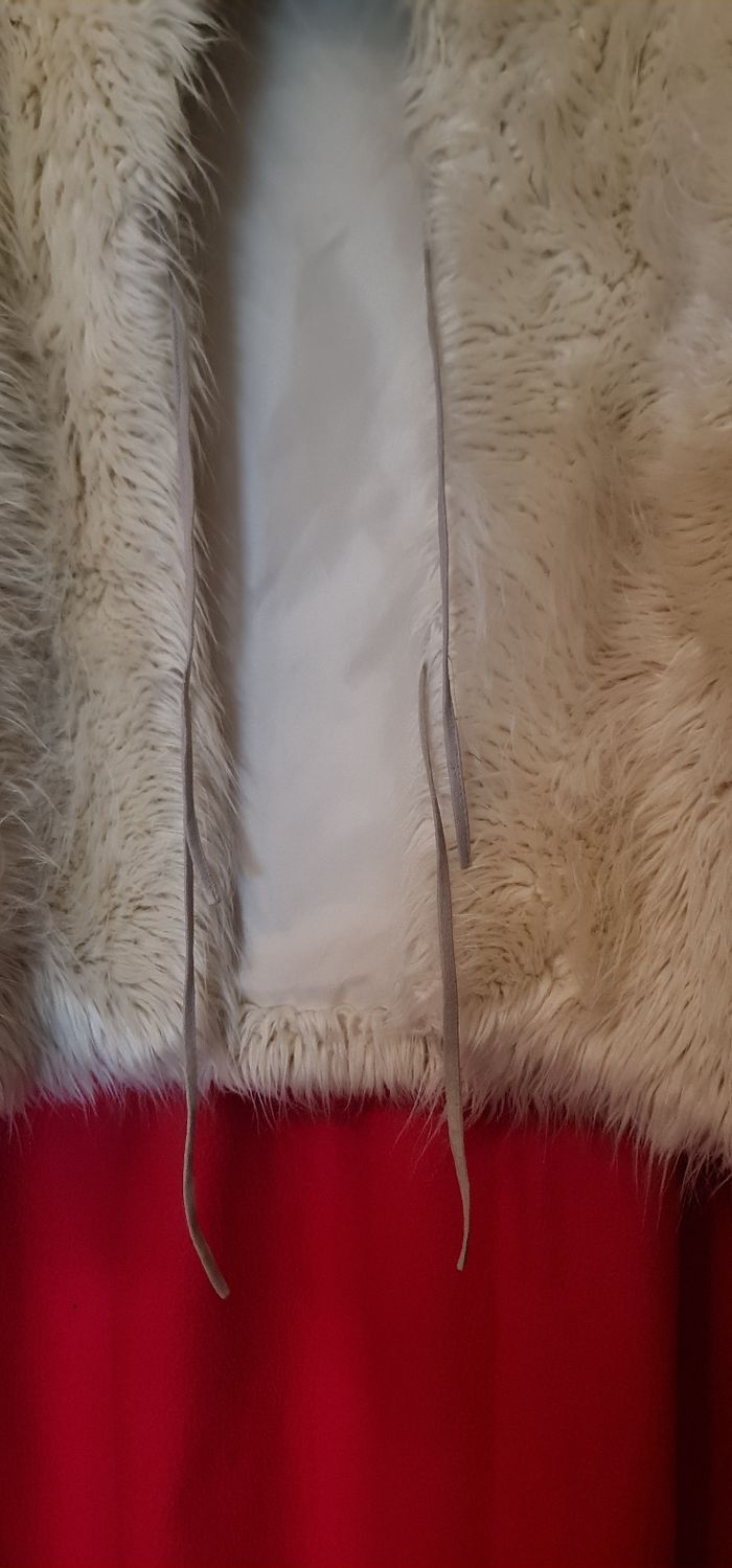 Veste fourrure synthétique sans manches avec petit laçage devant. - photo numéro 2