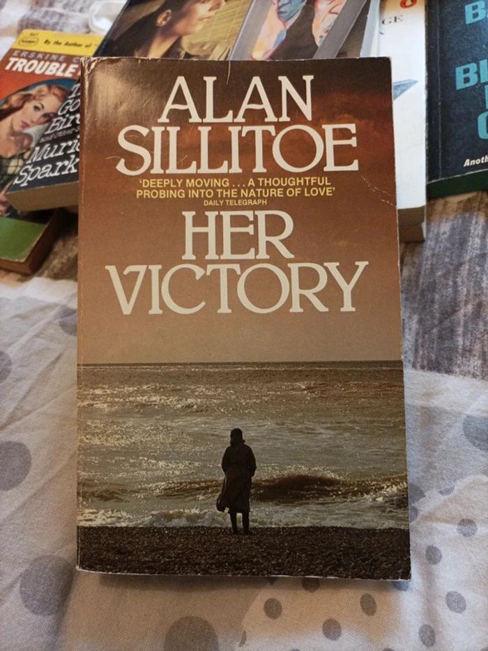 Livre anglais Alan Sillitoe Her Victory