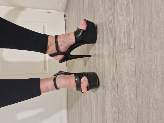 Escarpins vinyles noirs à talons hauts super sexy