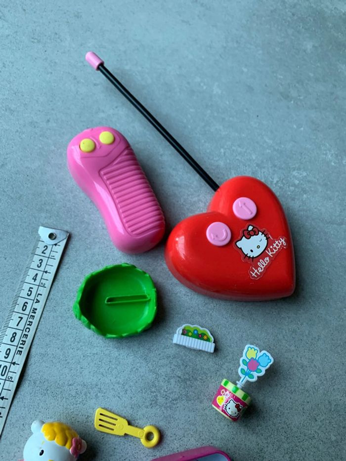 Lot en bras hello kitty dont une figurine et une boîte métal - photo numéro 6