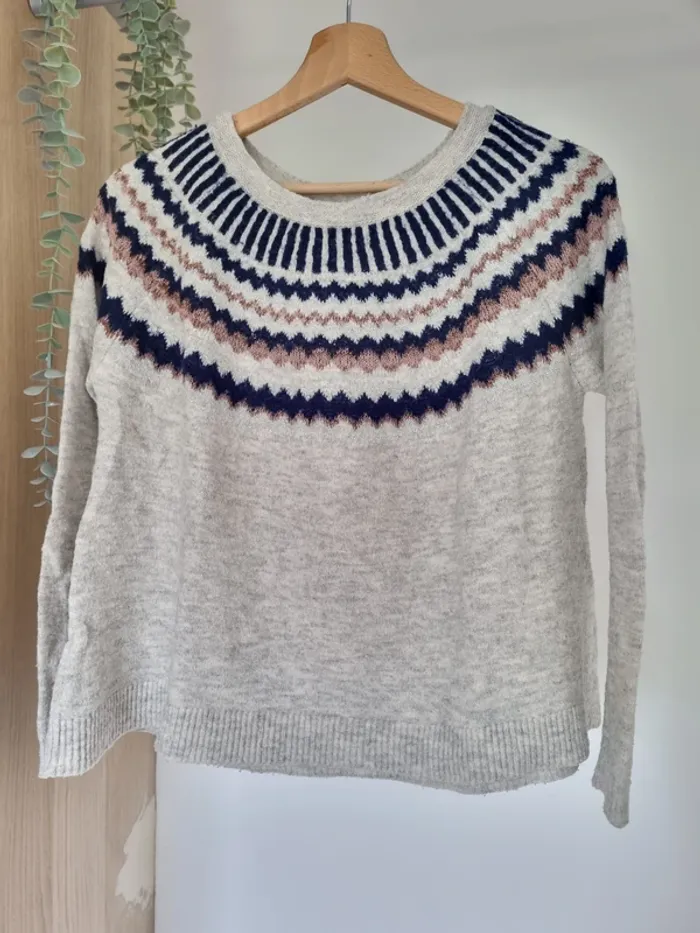 Pull gris géometrie