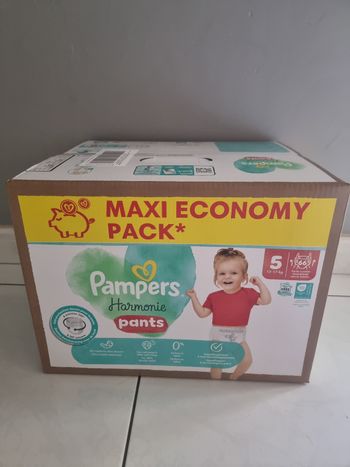 66 couches Pampers taille 5 pants