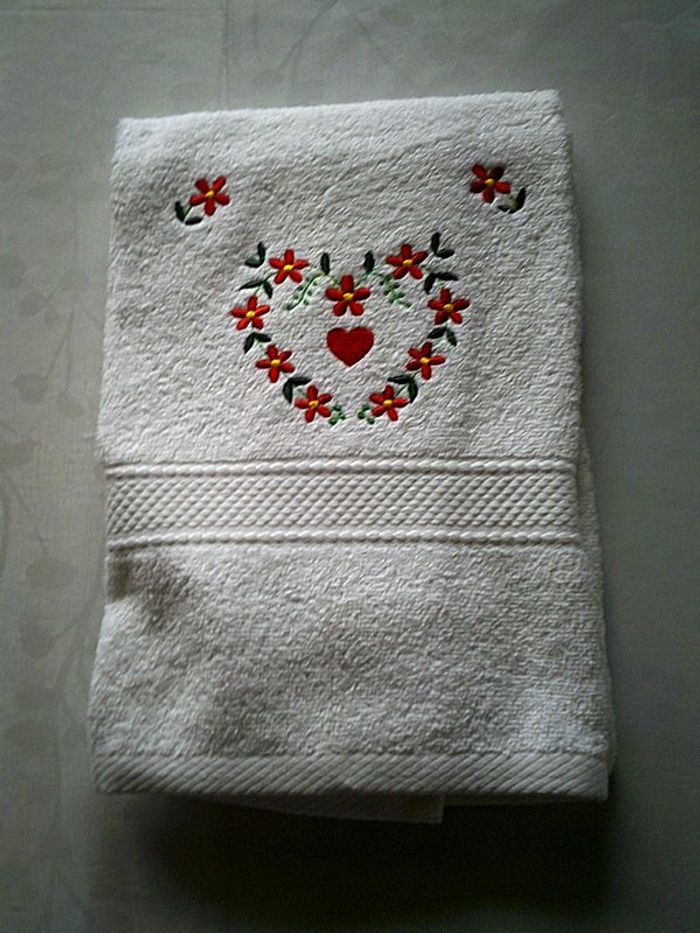 Serviette éponge coeurs de fleurs brodé neuf