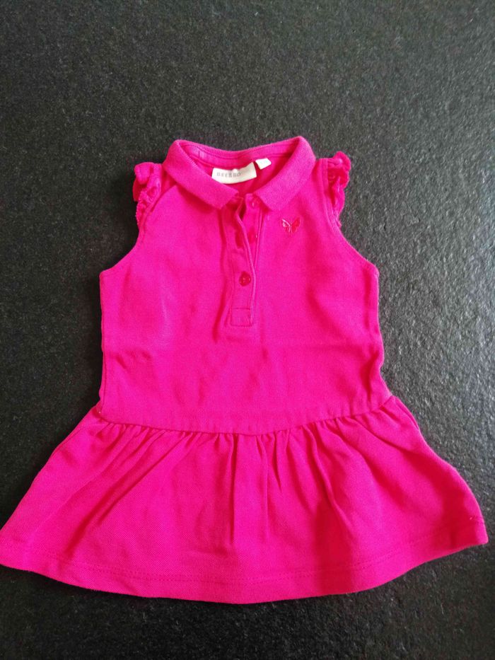 Petite robe t68 mais taille comme une 3 mois