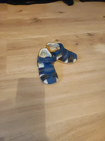 Sandales 19 Kickers bleu et jaune