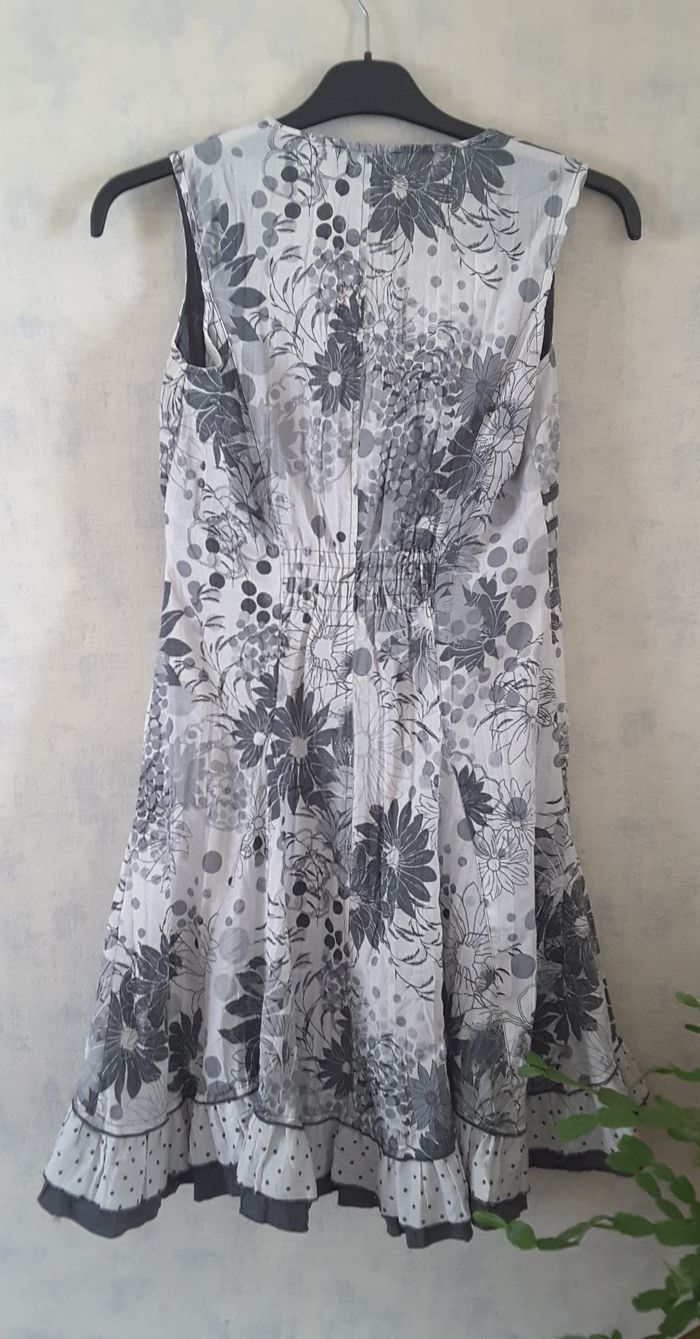 Robe été grise et blanche à volants, sans manches - Armand Thiery - Taille 42 - photo numéro 2