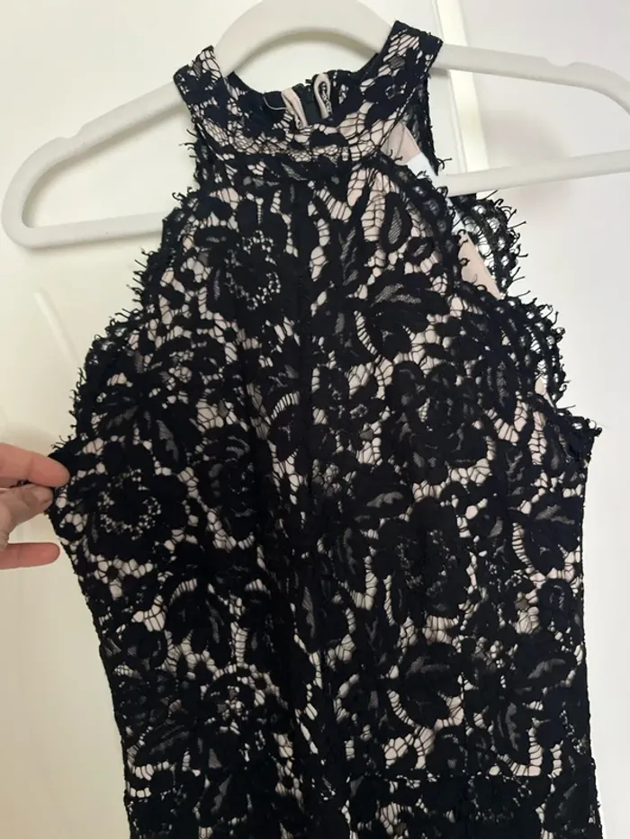 Robe chic noir fond beige