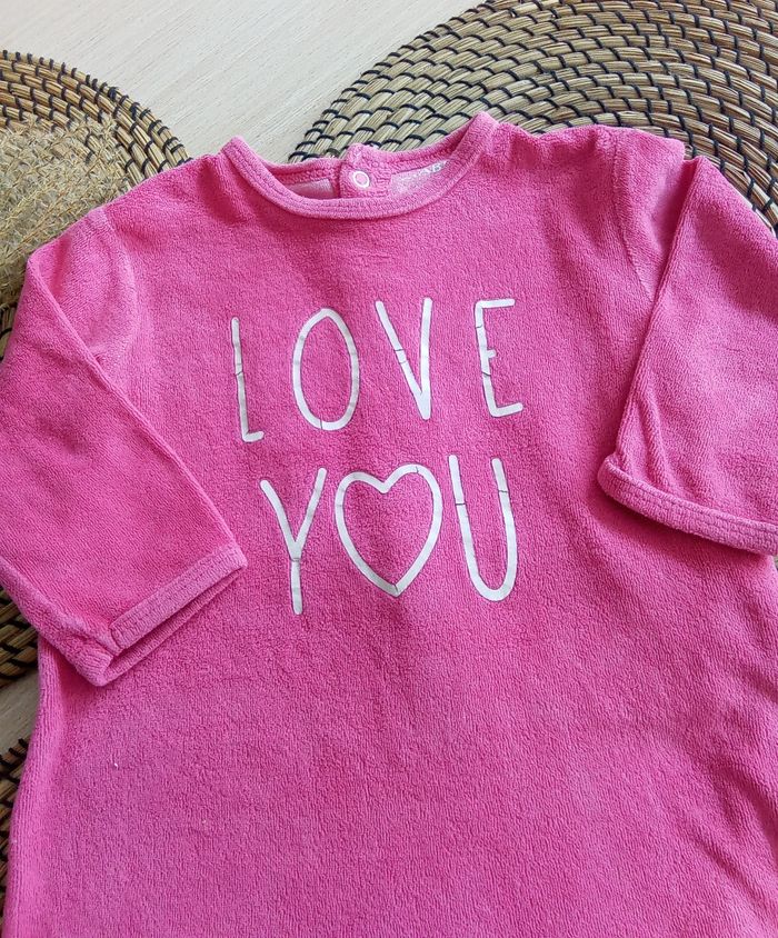 Babygro rose fushia en velours Kiabi taille 12 mois - photo numéro 2