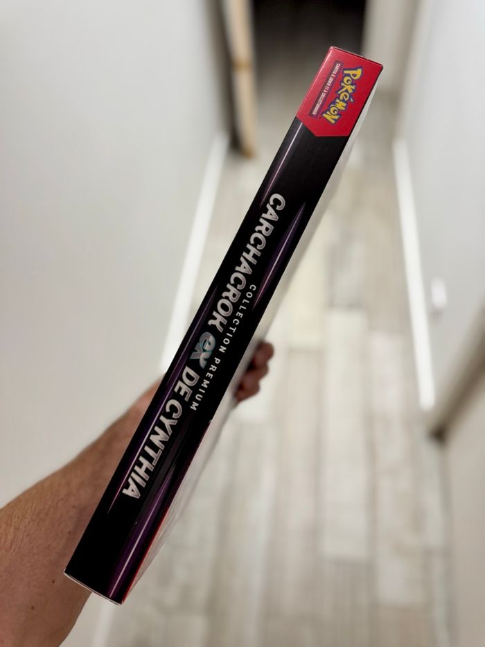 [NEUF] Coffret Carchacrok ex de Cynthia Pokémon - photo numéro 4