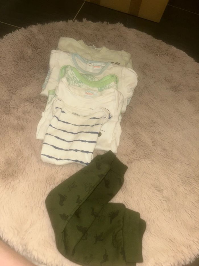 lot de pyjamas et bodies avec un bas de jogging 6 mois