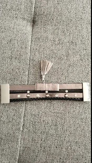 Bracelet  aimanté gris  argenté  :  accessoire élégant  et  bien-être  garanti