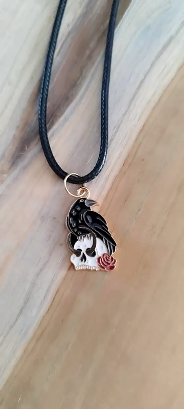 Collier avec pendentif corbeau