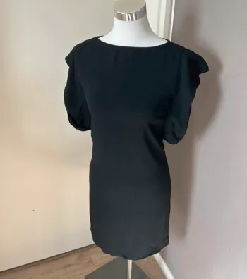 Zara robe noire pour soirée  Manches bouffante femme, taille L/40