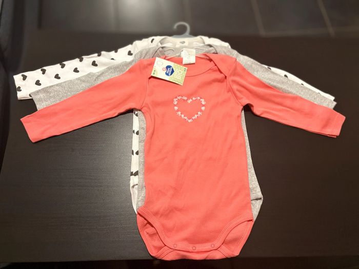 Lot de 3 bodies « cœur » Manches longues Mots d’enfants Taille 36 mois.