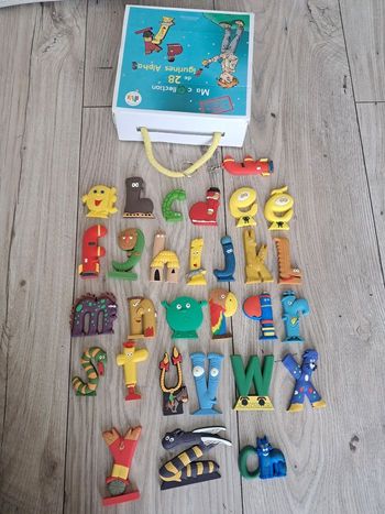 Coffret mes 28 figurines alphas. Recrealire 