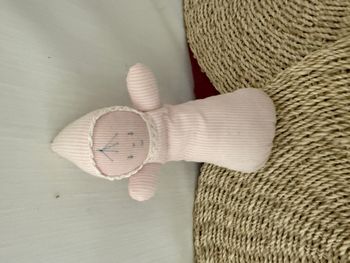 DOUDOU HOCHET POUPEE LUTIN ROSE RAYE BLANC YEUX BLEU GRELOT CAPUCHE