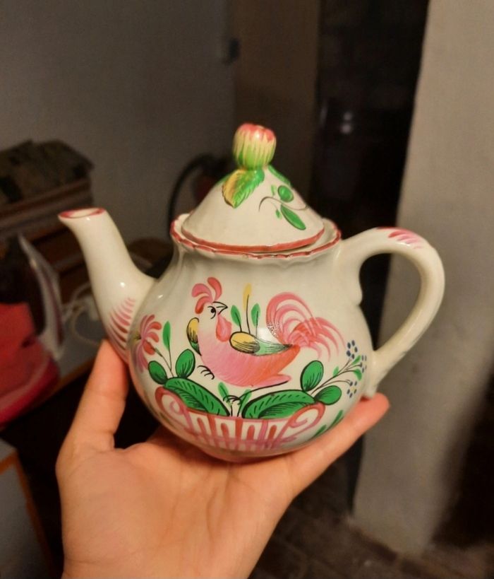 Théière ancienne en faïence française de Saint Clément Lunéville