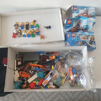 lot de lego et de minifigs voir photo