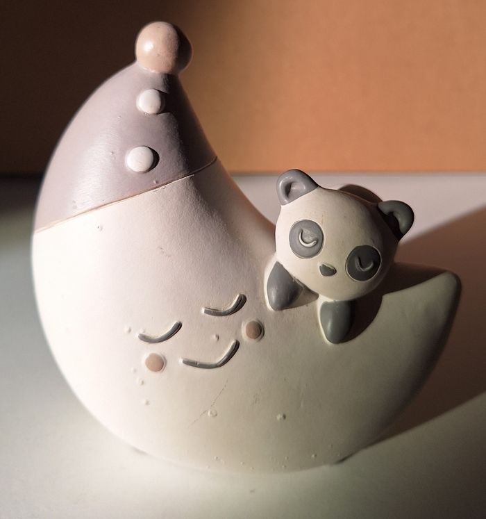 Jolie tirelire : un panda sur la lune