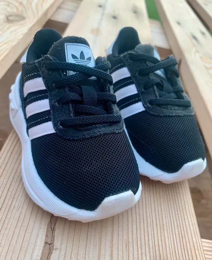 👟 Baskets Adidas bébé – Taille 19 - mixte - photo numéro 2
