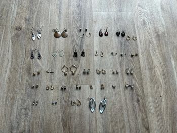 Lot de 31 paires boucles d’oreilles couleur argent or noir bon état