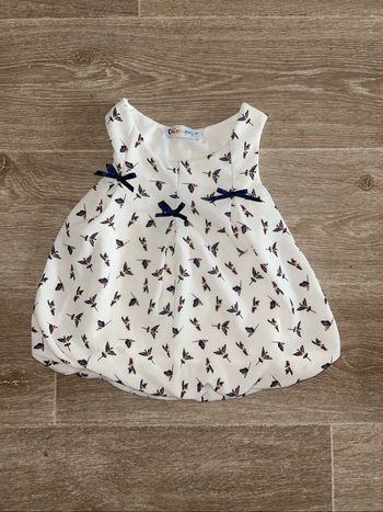 Robe blanche à motifs bleu marine