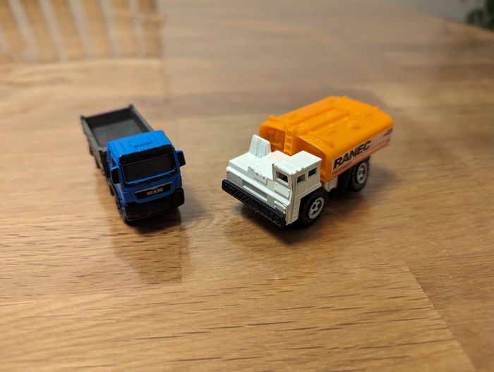 Lot 96 de 2 petites voitures camions de chantier